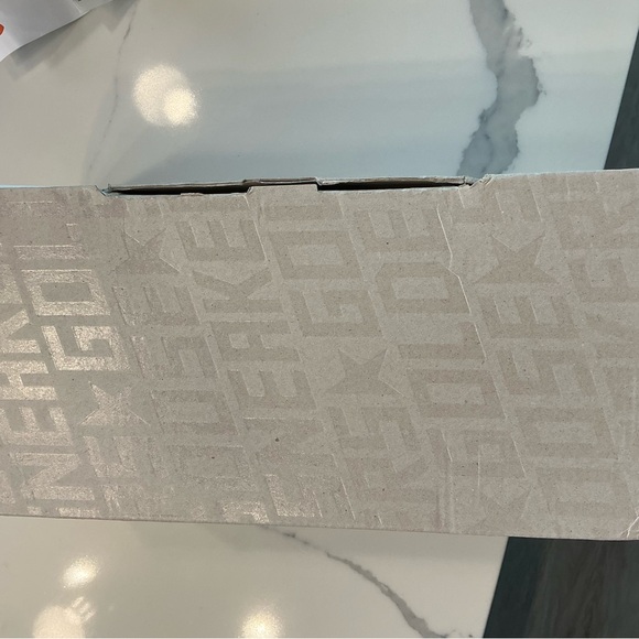 NEW in BOX Golden Goose Women's White and Gold Sneakers - Picture 6 of 16